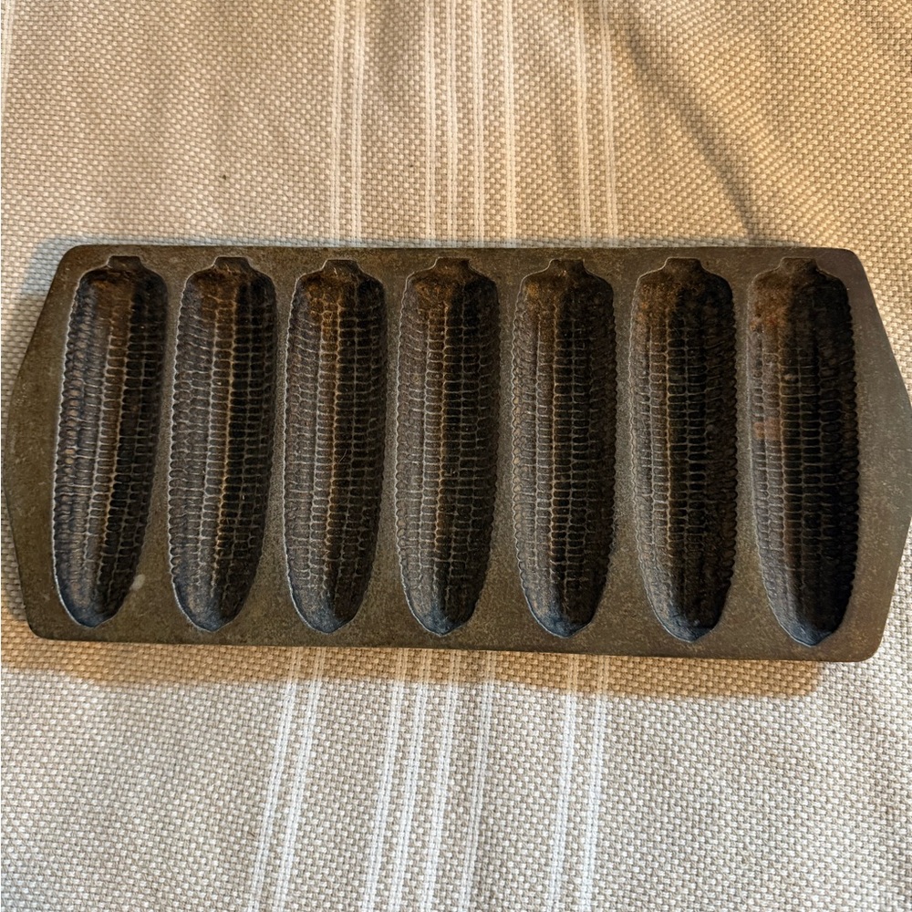 Cast Iron Corn Bread Pan - 7-Section Cornbread Mold
